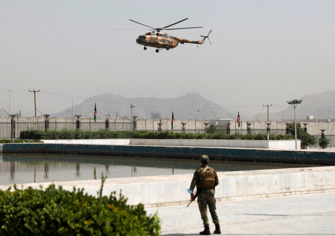 俄媒指阿富汗总统加尼携现金出逃，多到带不走留停机坪。路透社资料图片