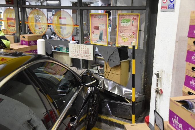 一名女司機疑誤踏油門於旺角失控撞向油站。