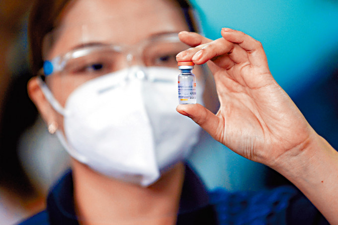 马尼拉医护2021年展示科兴疫苗。