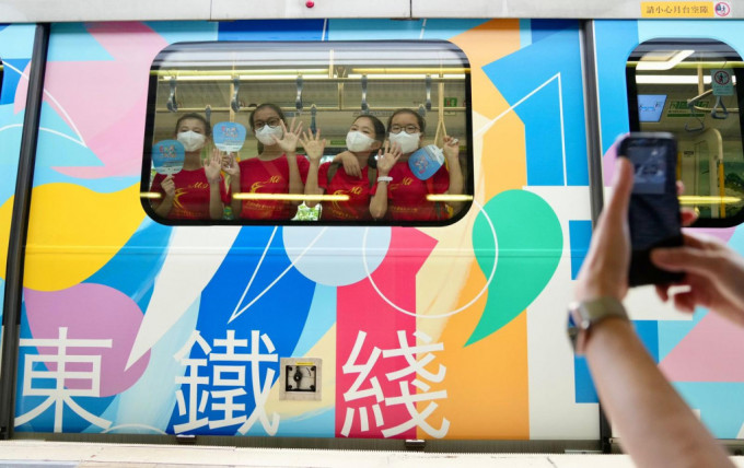 列车外层和车厢都由本地艺术家和中小学生联手设计。
