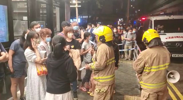 火警救熄后，居民在行人路等候回家。徐裕民摄