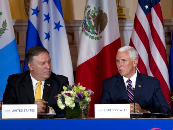 美國副總統彭斯（右）與國務卿蓬佩奧 （左）出席中美洲繁榮與安全會議。AP