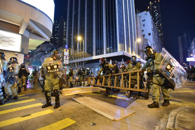 当晚大批示威者在荃湾聚集被警方驱散。资料图片