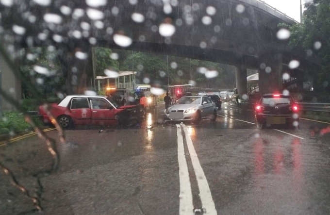 涉事的士及私家车。 香港突发事故报料区FB图