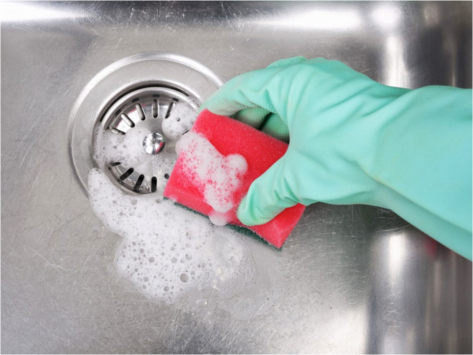 將倒入白醋及小梳打便可以產生能消除污垢的泡泡。