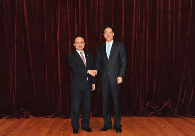 王志民(左)與張曉明握手合照。