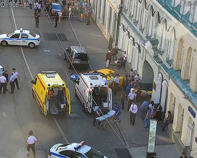 一輛的士今天在俄羅斯莫斯科紅場附近衝撞人群，造成8人受傷。AP