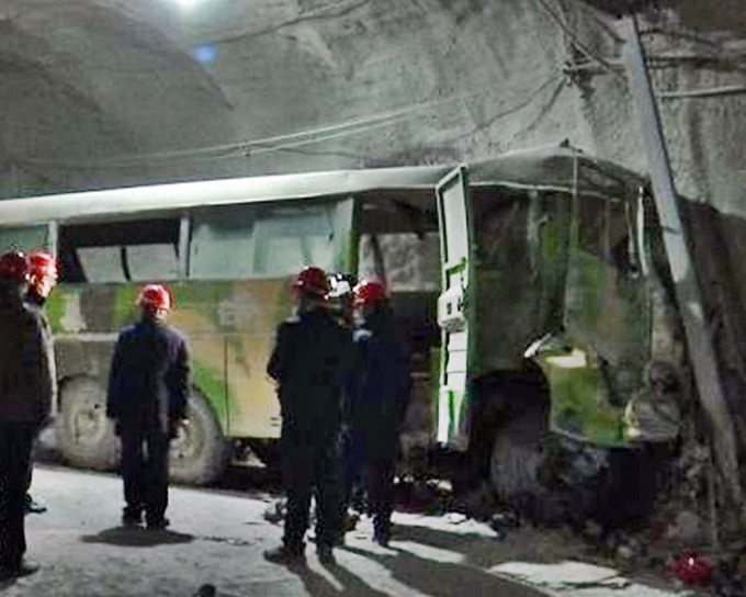 內蒙古礦井一輛運載工人的通勤巴士日前失事。網圖