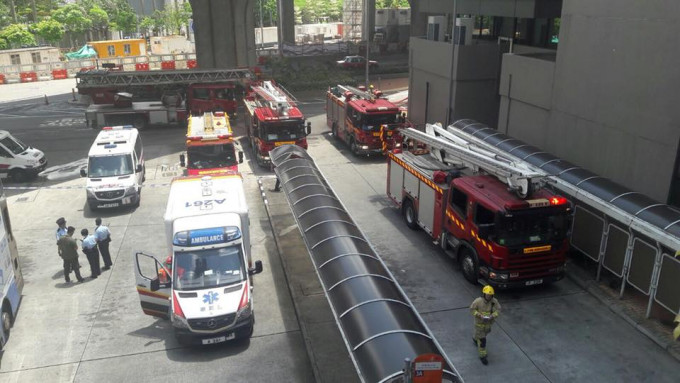 警方及多辆消防车赶到现场。 香港突发事故报料FB/网民Fannie Chung‎图