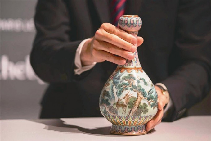 被拍賣的乾隆時期瓷花瓶保存完好，最終以1620萬歐元被買家投得。（網圖）