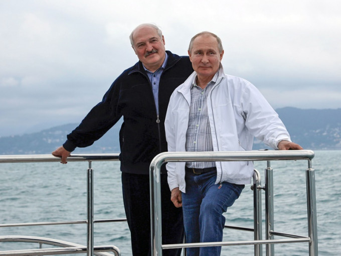 普京和卢卡申科一同出海游览	。AP