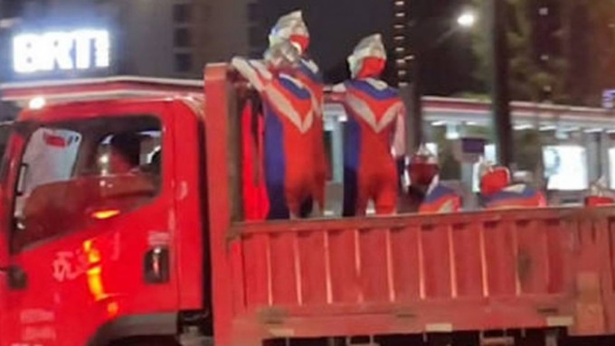 溫州一批扮演「鹹蛋超人」的演員乘搭貨車時，遇上了交通警截查。網上圖片