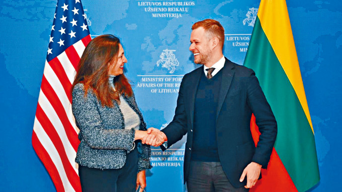 ■美国国务次卿泽雅（左）与立陶宛外长会面。