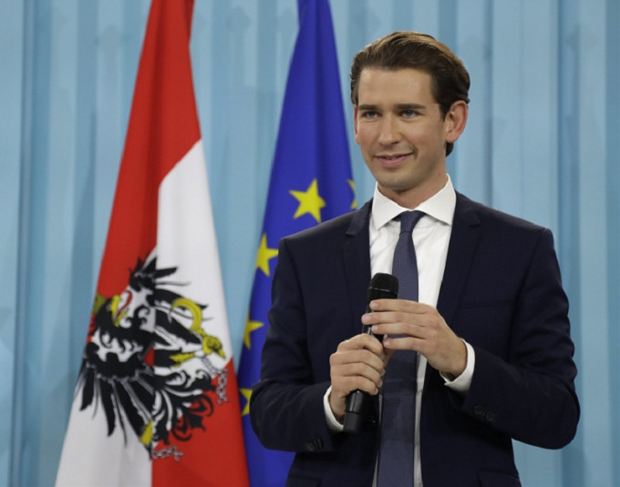 奥地利总理今天下令，民众在公共场合必须佩戴口罩。AP