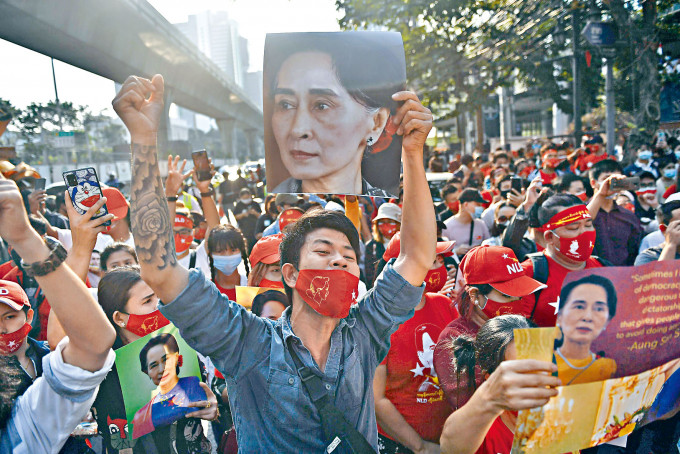 緬甸僑民周一在曼谷大使館外舉起昂山素姬肖像，抗議緬軍發動軍事政變。　