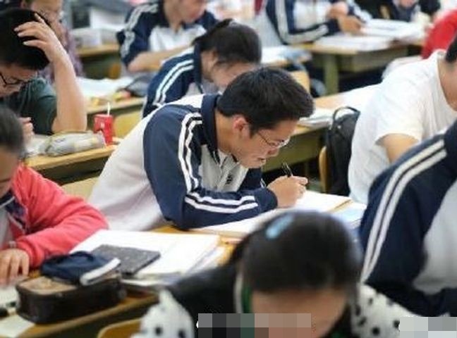 陈宝生又指，今年高考报名人数超过1000万人。网图