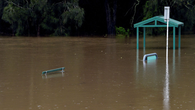 澳洲東部沿岸遭暴風雨侵襲，水災持續了一星期。路透社圖片