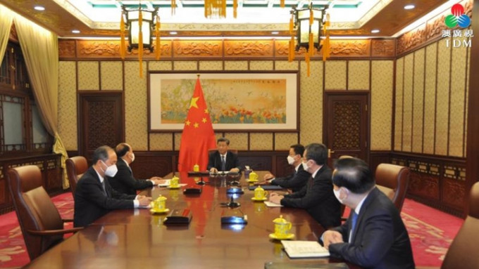 习近平今日下午在中南海瀛台会见到北京述职的贺一诚。