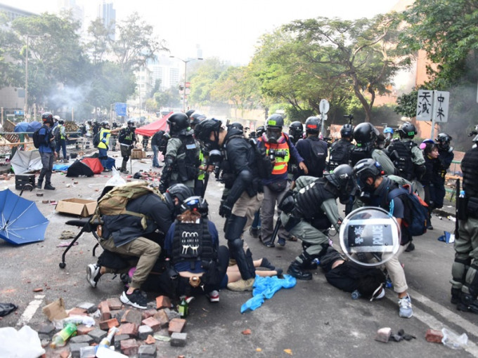 去年11月17日起理工大学发生严重冲突事件，警方在尖沙咀一带作驱散行动。 资料图片