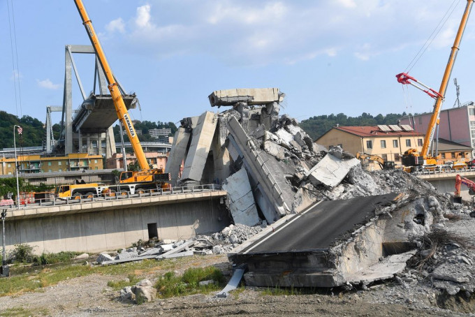 意大利北部熱那亞莫蘭迪行車大橋其中一段於上周垮塌。AP資料圖片