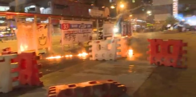 龙翔道示威者仍然未散去，有人投掷汽油弹。NOW新闻截图