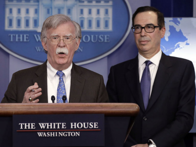 美國國家安全顧問博爾頓和財長姆努欽當地周一在白宮宣布，向委內瑞拉國營石油公司實施制裁。AP