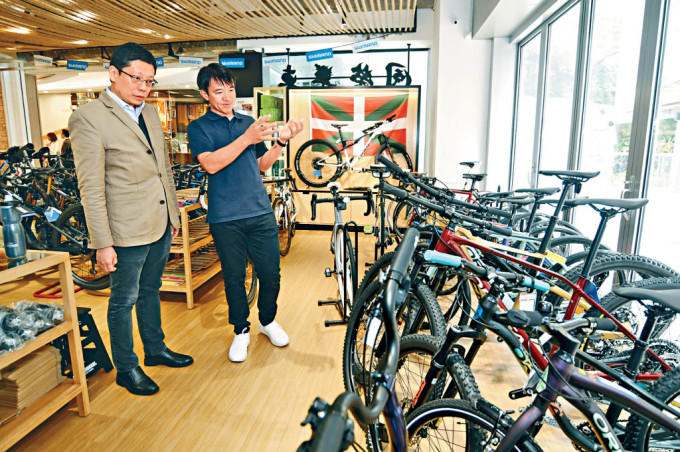 优质旅游服务协会主席黄杰龙（左）探班，到访黄金宝主理的「同荣单车」体验服务水平。
