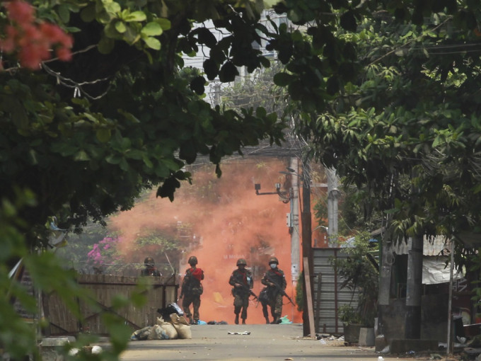 消息指泰國軍方要求大部分人回國。AP圖片