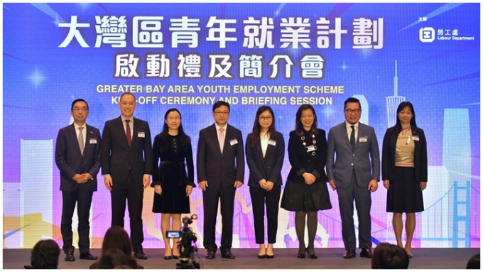 「大灣區青年就業計劃」啟動禮今午舉行，孫玉菡（左四)指已有80多間企業提供超過800個職位空缺。