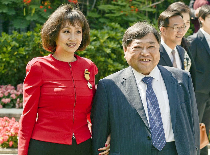 邱达昌(右)回覆传媒时证实，其妻子吴惠平(左)染疫。资料图片