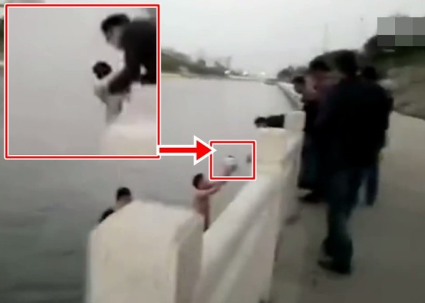 兩名男途人見狀，立即跳入河中，救起被陌生男子扔入河的女嬰。（網上圖片）