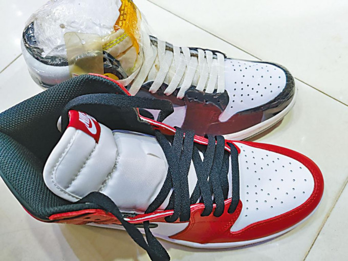旺角「波鞋街」一店鋪負責人拿出Air Jordan系列波鞋（上），與高仿Air Jordan 1 Chicago波鞋作比對。