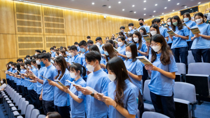 70名牙醫本科三年級學生宣誓。港大提供