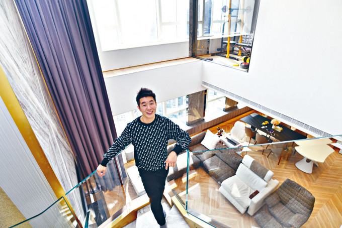 投资者姚君达「自制」名铸复式户，在上层拍摄客厅，有「遥距」感觉。