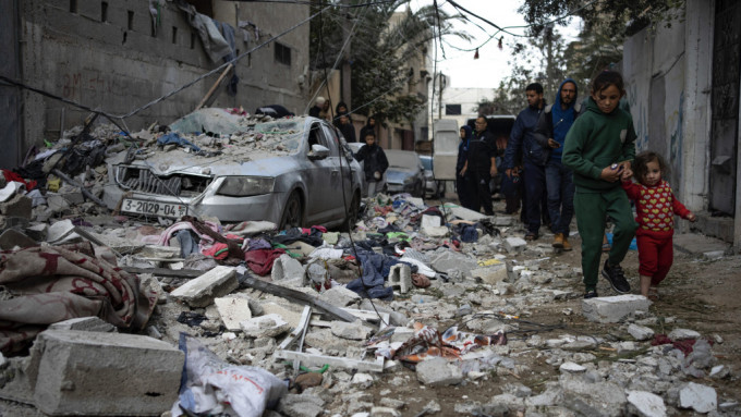 巴勒斯坦人看着以色列空袭加沙拉法所造成的破坏。 美联社