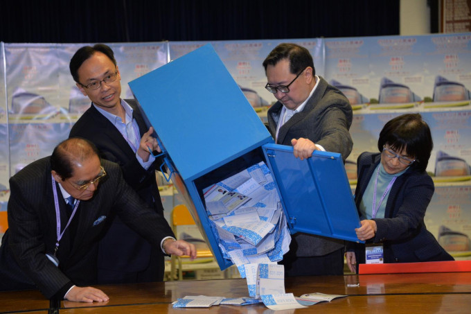 选管会主席冯骅宣布,立法会补选最终投票率为43%。