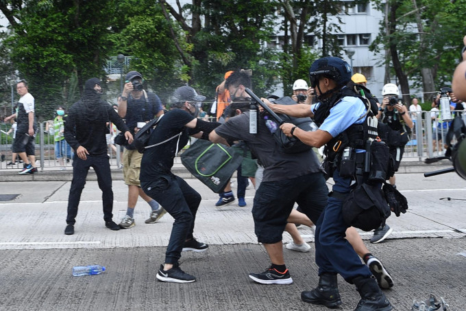 有示威者与警察爆发冲突