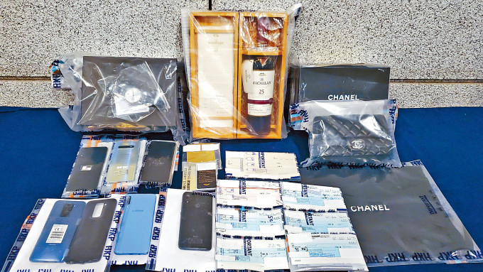 警方偵破空頭支票購物詐騙集團，起回洋酒、名表及名牌手袋等物品。