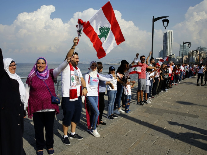 黎巴嫩示威者周日拖手组成人链。AP