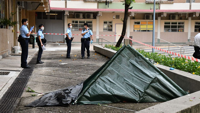 警方用帐篷盖上遗体。