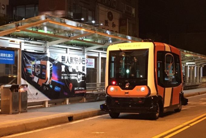 台北市政府過去5日凌晨在信義路為無人駕駛小巴進行測試。