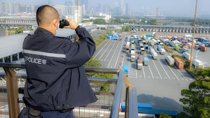 警方入境处及海关连日在多个口岸为通关作准备。邓炳强facebook图片