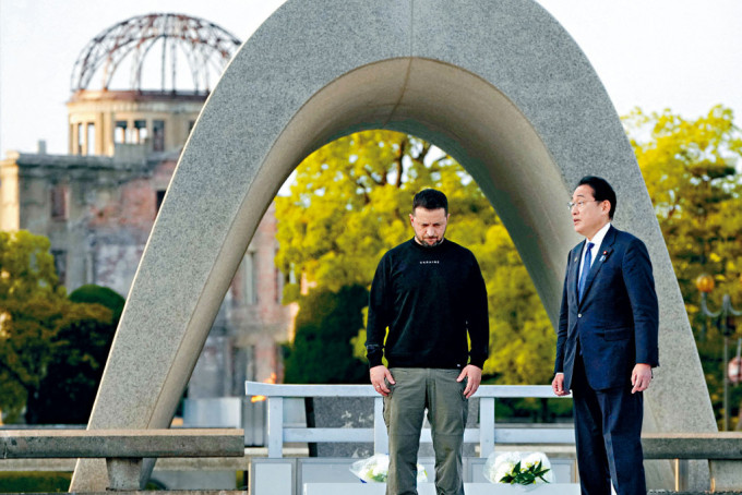 乌克兰总统泽连斯基和日本首相岸田文雄，周日在广岛和平纪念公园献花。