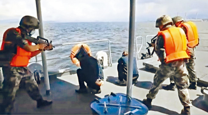 ■两组特战小队武装人员登上可疑船只，擎枪制服不法分子。