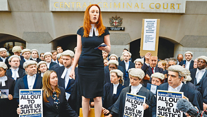 英國刑事大律師六月在倫敦奧卑利法院外罷工集會。 資料圖片