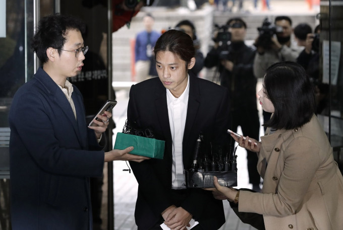 审讯后郑俊英被缚起双手扣押到羁留所。AP