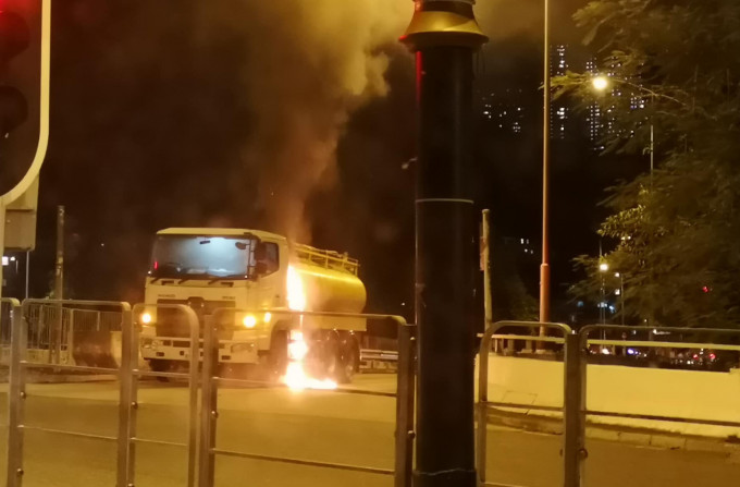沙田廢油回收車行駛中突然起火。 沙田區FB圖