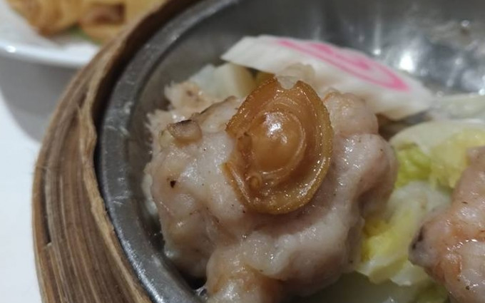 食客看到「鮑魚燒賣」實物後，直言「有啲唔忍心食佢」。