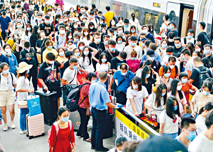 今年国庆黄金周，有五亿多人次出行。图为昨日深圳北站回程旅客。