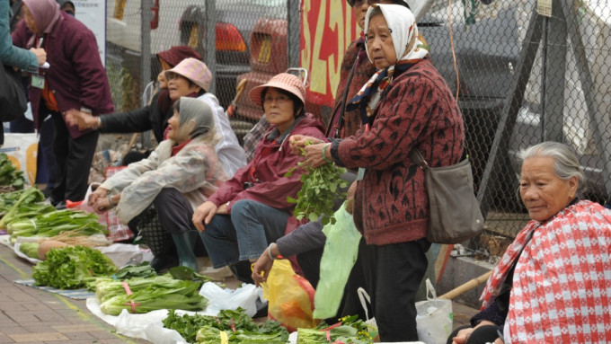 葵涌天光墟黑心攤檔疑售過期食物 食環署各區突擊拘控13人